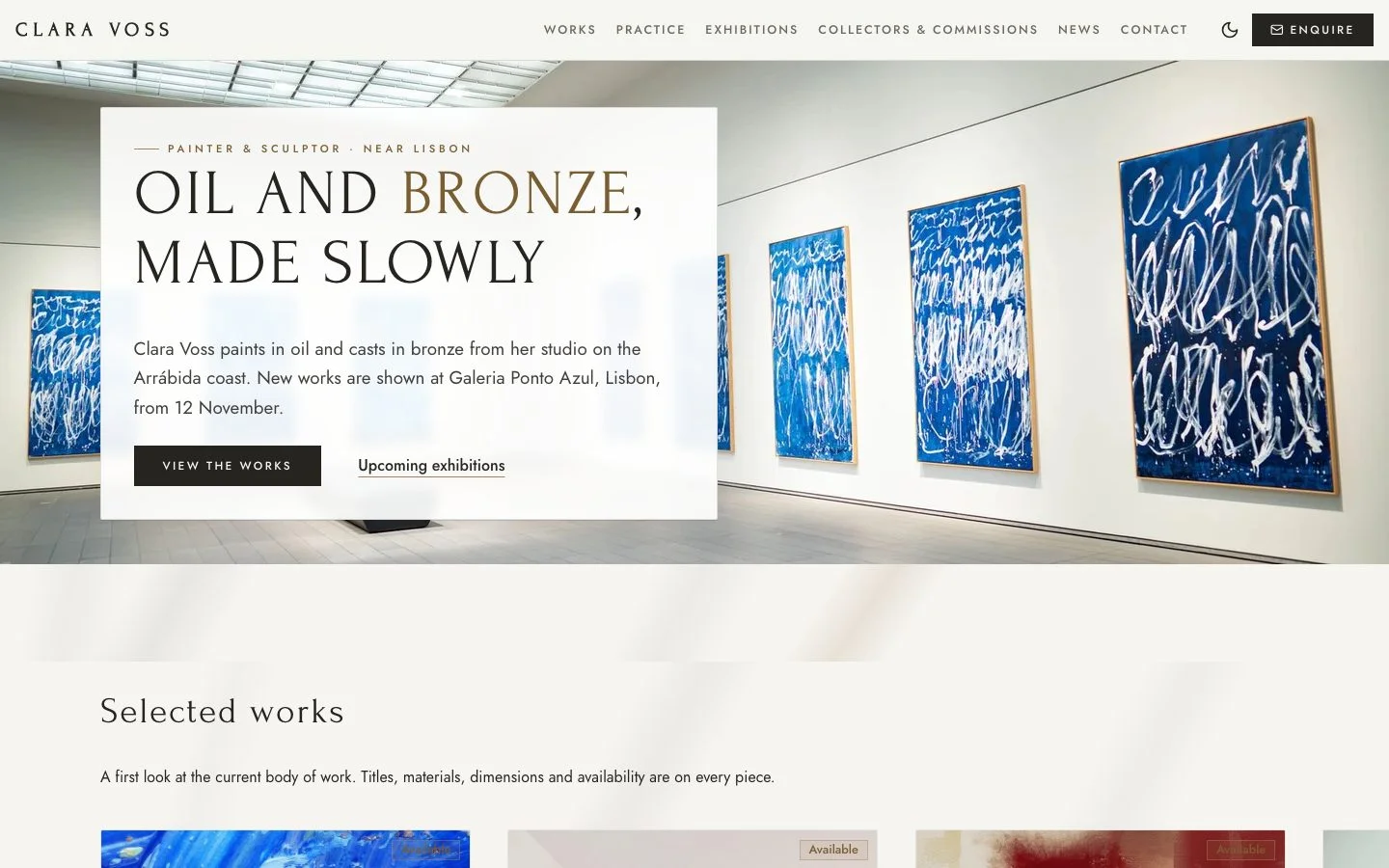 Accueil du site Clara Voss : grandes toiles bleues accrochées dans une galerie lumineuse