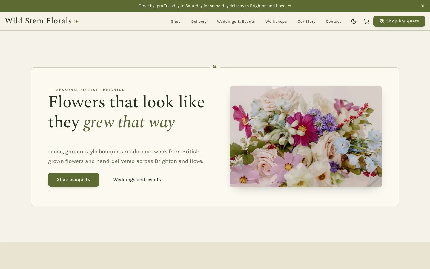 Accueil du site Wild Stem Florals : bouquet champêtre de roses, cosmos et delphiniums