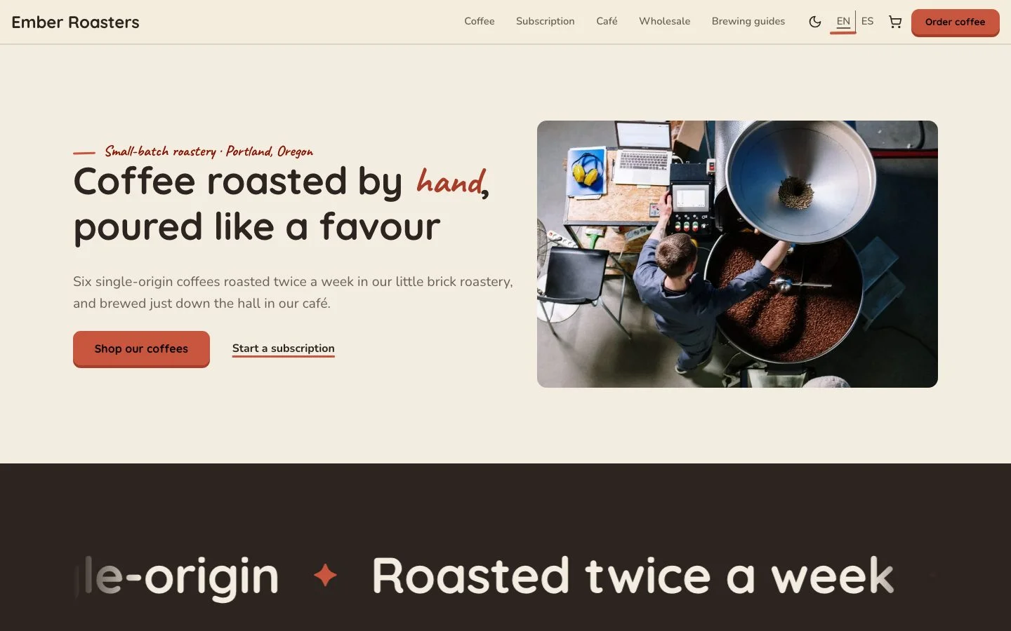 Accueil du site Ember Roasters : un torréfacteur verse des grains de café dans le brûloir